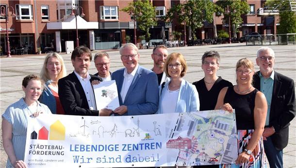 Nahmen an der Übergabe des Förderbescheids teil (von links): Ronja Frerichs (Förderstelle), Maike Schilling (Baudezernentin), Nils Siemen (Bürgermeister), Jörg Irmer (Einzelhändler), Nikolaus Jansen (Regionale Landesentwicklung), Thorsten Benkel (Einzelhändler), Kerstin van Dyk (Regionale Landesentwicklung), Anne v. Bestenbostel (Einzelhändlerin), Rebecca Willuhn (Förderstelle) und Jürgen Mayer (Wirtschaftsförderung).