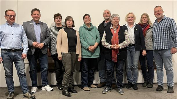 Darum zieht der Förderkreis Museum Butjadingen für 2024 eine positive Bilanz Zehn Frauen und Männer stehen nebeneinander vor einer Wand.