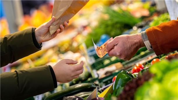 Inflation auf niedrigstem Stand seit Juni 2021 Nahrungsmittel verteuerten sich den bestätigten Daten zufolge überdurchschnittlich um 5,5 Prozent. Der Anstieg fiel aber nicht mehr so stark aus wie in den Vormonaten.