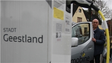 Ein Mann öffnet eine Autotür.