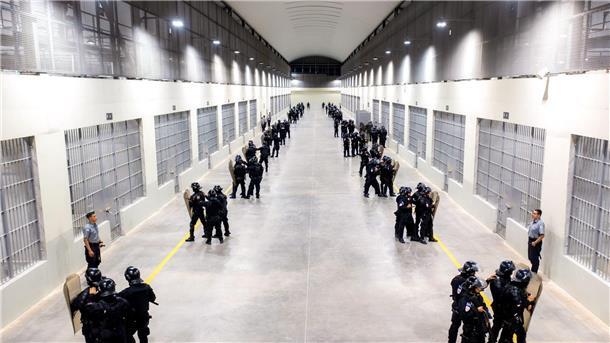 El Salvador will weitere 30.000 Gangster fassen Namen „Zentrum zur Zwangsunterbringung von Terrorismus“: Der neue Gefängniskomplex Tecoluca - hier können bis zu 40.000 Gefangene gleich eingesperrt werden.