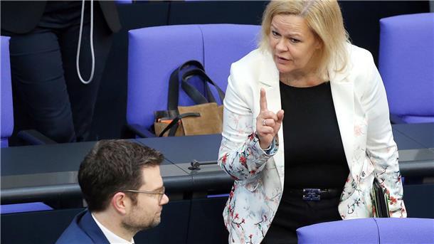 Gewerkschaft GdP drängt auf Daten-Speicherungsregelung Nancy Faeser (r.) und Marco Buschmann zu Beginn einer Debatte im Bundestag.
