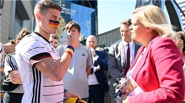 Nancy Faeser und ein Fan