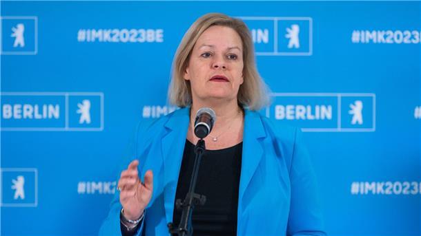 Faeser verlängert feste Grenzkontrollen Nancy Faeser (SPD) hatte die Grenzkontrollen seit ihrer Einführung am 16. Oktober mehrfach für kürzere Zeiträume verlängert.