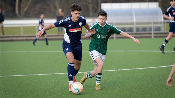 Nando Adam (links) schoss beide Tore für den JFV Bremerhaven.