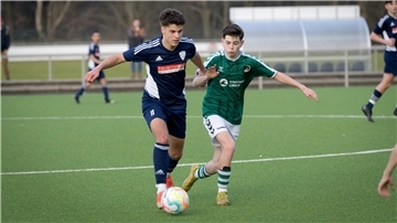 Nando Adam (links) schoss beide Tore für den JFV Bremerhaven.