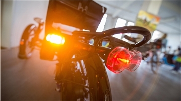 Nanu, ein Blinker am Fahrrad? Das soll nach Plänen der Bundesregierung künftig Standard sein.