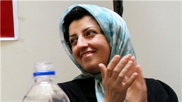 Narges Mohammadi applaudiert bei einem Treffen über Frauenrechte am 03.07.2008 in Teheran.