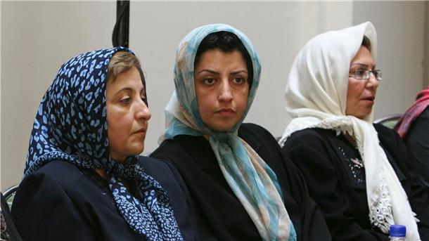 Narges Mohammadi (M.), Menschenrechtsaktivistin aus dem Iran, sitzt im August 2007 neben der iranischen Friedensnobelpreisträgerin Shirin Ebadi (l.).