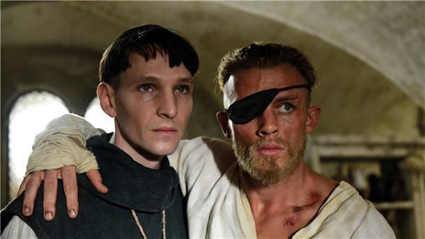 Narziss (Sabin Tambrea, l.) und Goldmund (Jannis Niewöhner).