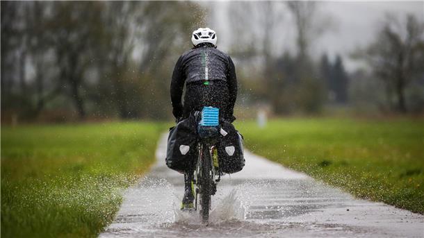 Nass, aber sicher: Ein Radfahrer fährt auf einem Radweg. Zwischen Dipshorn und Otterstedt ist dies bislang nur teilweise möglich. An der Kreisgrenze zum Landkreis Rotenburg müssen Radler auf die Straße.
