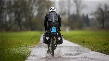 Nass, aber sicher: Ein Radfahrer fährt auf einem Radweg. Zwischen Dipshorn und Otterstedt ist dies bislang nur teilweise möglich. An der Kreisgrenze zum Landkreis Rotenburg müssen Radler auf die Straße.
