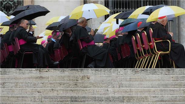 Bilder des Tages Nasse Segensstunde: Geistliche mit Schirmen bei Papst Leo XIV.“