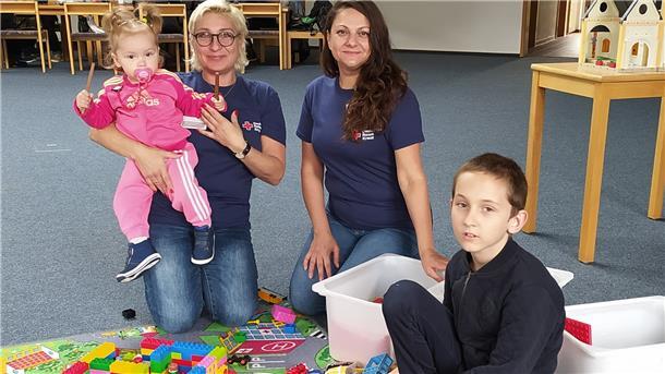 Natalia Eisenmann (links) und Viktoriia Mihova versuchen, der einjährigen Anastasiia und dem achtjährigen Kirill beim Einleben in Butjadingen zu helfen.