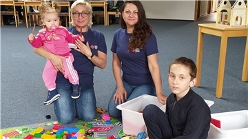 Natalia Eisenmann (links) und Viktoriia Mihova versuchen, der einjährigen Anastasiia und dem achtjährigen Kirill beim Einleben in Butjadingen zu helfen.