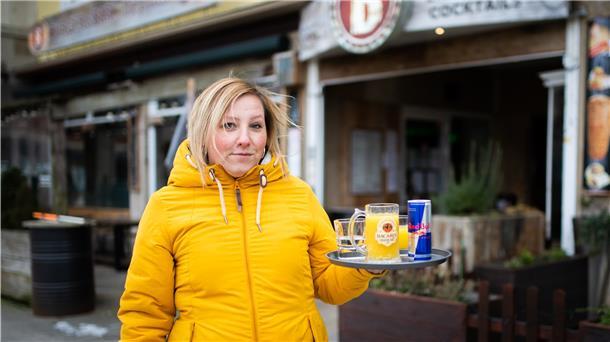 Natascha Janßen vor ihrem ehemaligen Arbeitgeber, der Burger Bar auf dem Theodor-Heuss-Platz. Weil sie nicht länger zu Hause auf das Ende des Lockdowns warten konnte, hat sie sich für einen Jobwechsel entschieden.