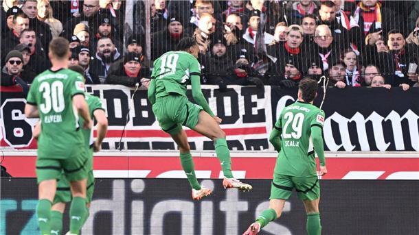 „Momentum“ weg: VfB patzt bei Jagd zurück in Königsklasse Nathan Ngoumou (M) beim Jubelsprung nach seinem Treffer.