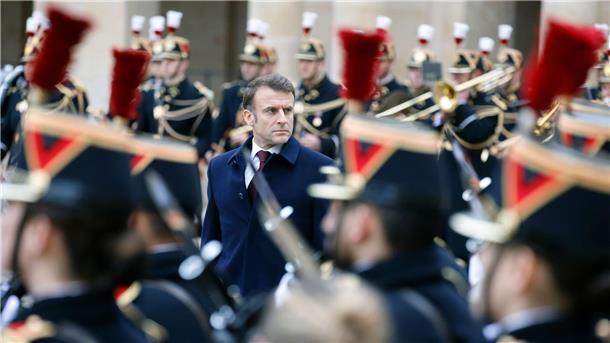 Bilder des Tages Nationalfeiertag in Frankreich: Der französische Präsident Emmanuel Macron wird während einer militärischen Zeremonie im Innenhof des Hotel National des Invalides in Paris von Truppen umringt.