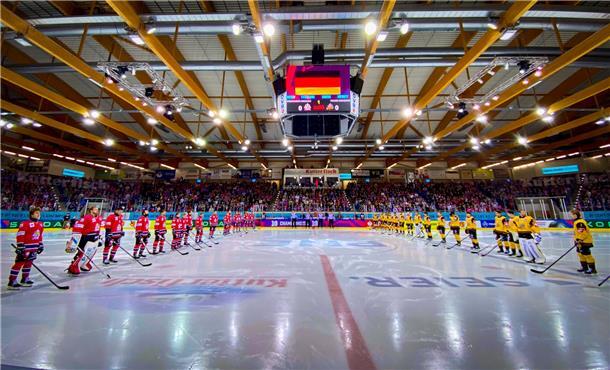 Nationalhymnen vor dem vierten CHL-Spiel der Fischtown Pinguins gegen die Rouen ...