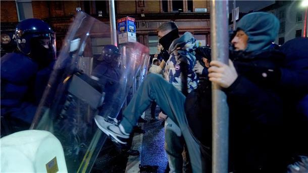 Ausschreitungen in Dublin nach Messerangriff auf Kinder Nationalpolizisten stoßen mit Randalierern zusammen.