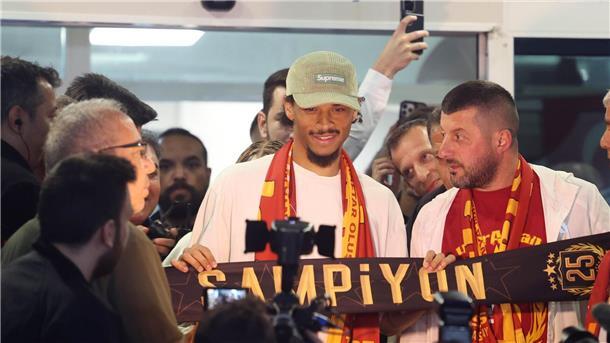 Sané spielt Club-WM für Bayern - Eberl: „Kuriose Situation“ Nationalspieler Leroy Sané (M.) bei seiner Ankunft in Istanbul.