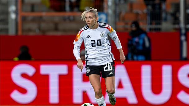 Nationalspielerin Elisa Senß freut sich über eine Professionalisierung des Frauenfußballs. 