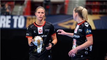 Nationalspielerin Xenia Smits (l) findet einen neuen Verein.