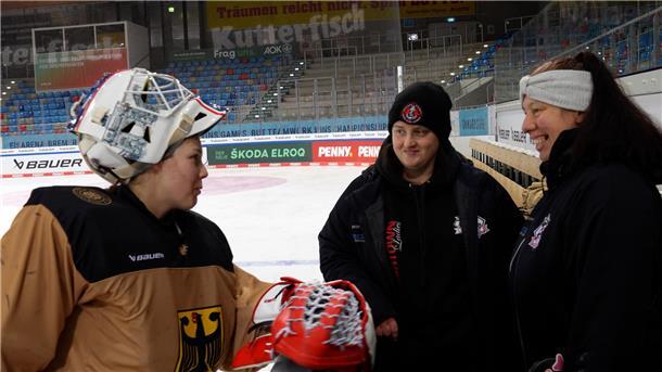 Fischtown Ladies erhalten Einblick hinter die Kulissen bei den DEB-Frauen Nationaltorhüterin Lisa Hemmerle im Gespräch mit den Fischtown Ladies Diana Dietrich und Marina Tiedge (von links).