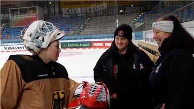 Nationaltorhüterin Lisa Hemmerle im Gespräch mit den Fischtown Ladies Diana Dietrich und Marina Tiedge (von links).