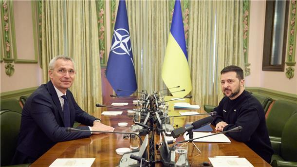 Stoltenberg in Kiew: Ukraines Platz ist in der Nato Nato-Generalsekretär Jens Stoltenberg (l) im Gespräch mit dem ukrainischen Präsidenten Wolodymyr Selenskyj.