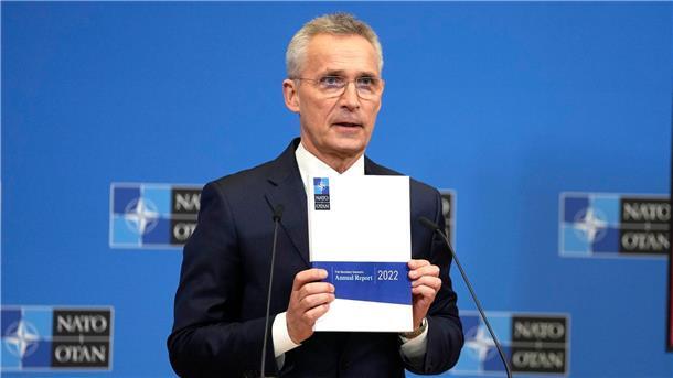 Stoltenberg kritisiert zu geringe Verteidigungsausgaben Nato-Generalsekretär Jens Stoltenberg präsentiert den aktuellen Jahresbericht des Verteidigungsbündnisses.