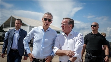 Nato-Generalsektretär Jens Stoltenberg (l) und Verteidigungsminister Boris Pistorius besuchen die Nato-Ostflanke in Litauen.