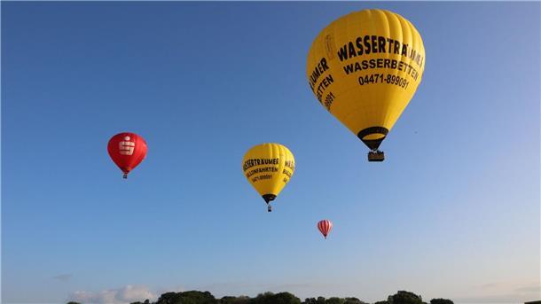 Nordenham: Volles Programm bei den Abbuser Biertagen Vier Heißluftballone am Himmel