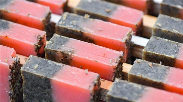 Krisenstimmung dämpft Naturkosmetik-Euphorie Naturseife: Seit Jahren erobert natürliche Pflege immer mehr Platz in Drogerien und Parfümerien. Doch nun scheint das Wachstum erstmals gestoppt.