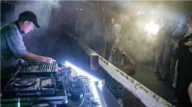 Nebelschwaden, zuckende Blitze, in DJ namens Bookwood - auch das sind die Maritimen Tage mit dem „NEUS“-Festival.