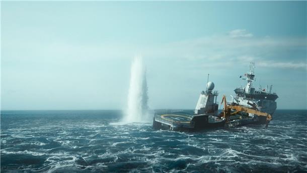 Neben dem Forschungsschiff „Thorvaldson“ schießt eine Wasser-Fontäne hoch, die das Schiff in Schieflage bringt.