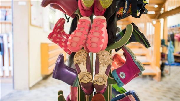 Kita-Gebühren: von 0 bis mehr als 1000 Euro im Monat Neben dem Wohnort entscheiden vor allem das Alter der Kinder, der Betreuungsumfang und das Einkommen der Eltern über die Höhe der Gebühren.