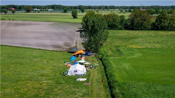 Neben den Zelten fließt der Bach Otterbäke; genau hier soll einmal die Küstenautobahn A20 verlaufen (Luftaufnahme mit einer Drohne). Mit einem Protestcamp im Kreis Ammerland wollen Autobahngegner Widerstand gegen einen Ausbau der A20 mobilisieren. Das Zeltlager auf der Wiese eines selbst vom möglichen Trassenbau betroffenen Landwirts steht seit Mitte Mai.