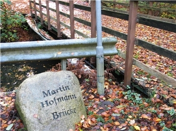 Neben der Mehde-Brücke auf der Schießstandseite liegt der Feldstein, der die Brücke als Martin-Hofmann-Brücke ausweist. Der Schützenbruder war vor rund 50 Jahren maßgeblich an der Brückensanierung beteiligt.