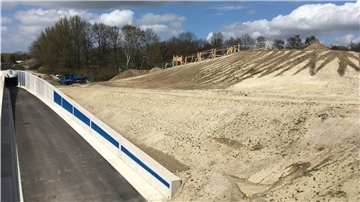 Neben der östlichen Einfahrt in den Tunnel entsteht das Kinderland – ein Spielplatz mit Rodelhügel.