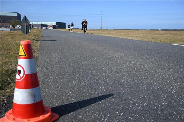 Neben der Startbahn herrscht sportlicher Hochbetrieb.