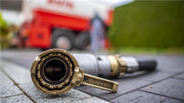 Ein Haushalt wird mit Heizöl aus einem Tankwagen beliefert. Ölkunden, die durch die Energiekrise besonders stark belastet wurden, sollen einen Teil ihrer Kosten erstattet bekommen. 