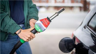 Neben herkömmlichem Benzin, Diesel und Erdgas findet sich auch Super E10 an jeder Tankstelle. Seit 2011 ist der Kraftstoff auf dem Markt und hat sich dennoch bis heute nicht richtig durchgesetzt.