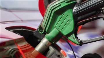 Ein rotes Auto wird betankt