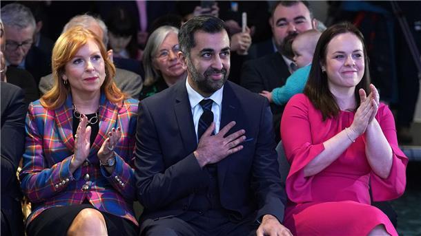 Gesundheitsminister wird neuer schottischer Regierungschef Neben Humza Yousaf hatten sich auch Ex-Kabinettsmitglied Ash Regan (l) und Finanzministerin Kate Forbes zur Wahl gestellt.