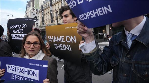 Neben interessierten Kunden kamen auch Demonstranten zur Shein-Eröffnung.