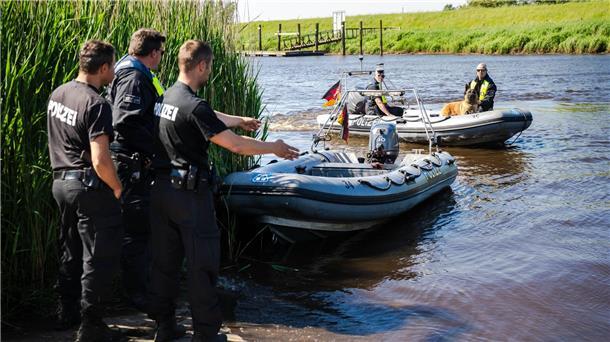 Neben Suchhunden waren Drohnen, Boote, ein Hubschrauber und ein Tornado-Flugzeug im Einsatz. 