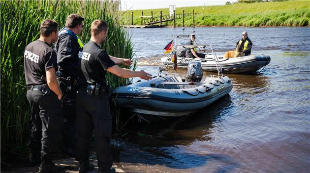 Neben Suchhunden waren Drohnen, Boote, ein Hubschrauber und ein Tornado-Flugzeug im Einsatz. (Archivfoto)