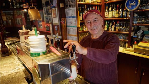 Bingo und Kegelbahn - Junge Menschen zieht es in die Kneipe Necip Cakir und seine Frau Rose-Gül Cakir betreiben die Kupferkanne seit knapp 40 Jahren.