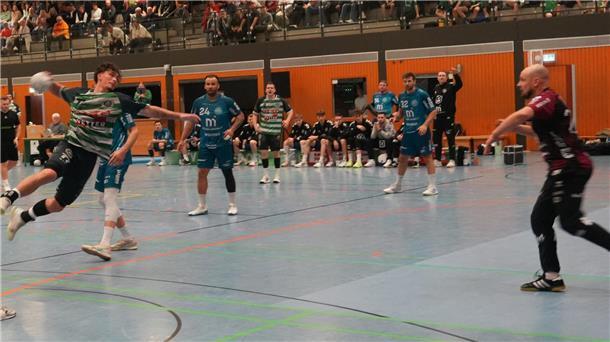 Ein Handballer im Absprung zum Torwurf.